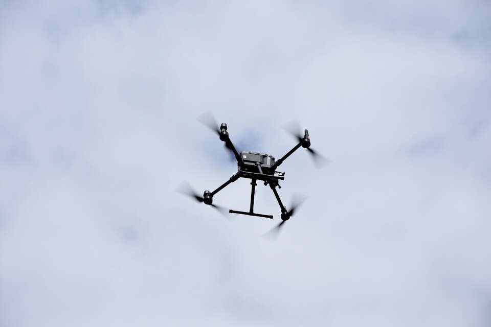 Na zdjęciu poglądowym dron podczas lotu / autor: Fratria