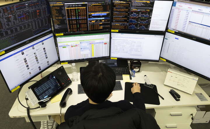 Makler koreańskiego Hana Bank na stanowisku pracy / autor: PAP/EPA/JEON HEON-KYUN