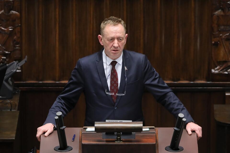 Minister rolnictwa i rozwoju wsi Robert Telus na sali obrad Sejmu w Warszawie, 9 bm. Minister przedstawia posłom informację sprawie sytuacji w polskim rolnictwie. / autor: PAP/Paweł Supernak