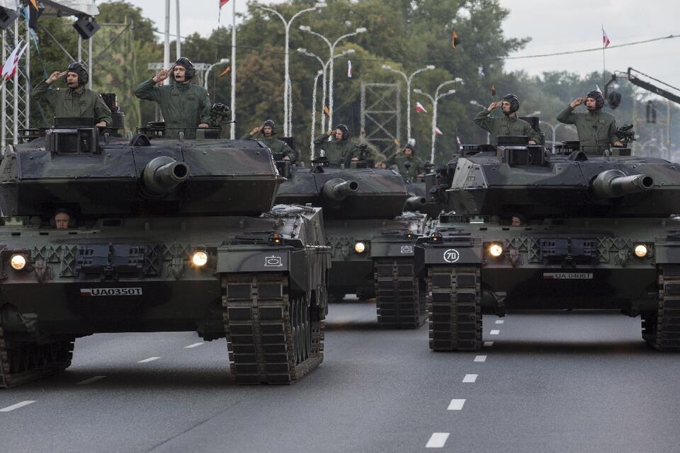 Czołgi Leopard 2 na wyposażeniu polskiej armii (podczas defilady z okazji Święta Wojska Polskiego) / autor: Fratria