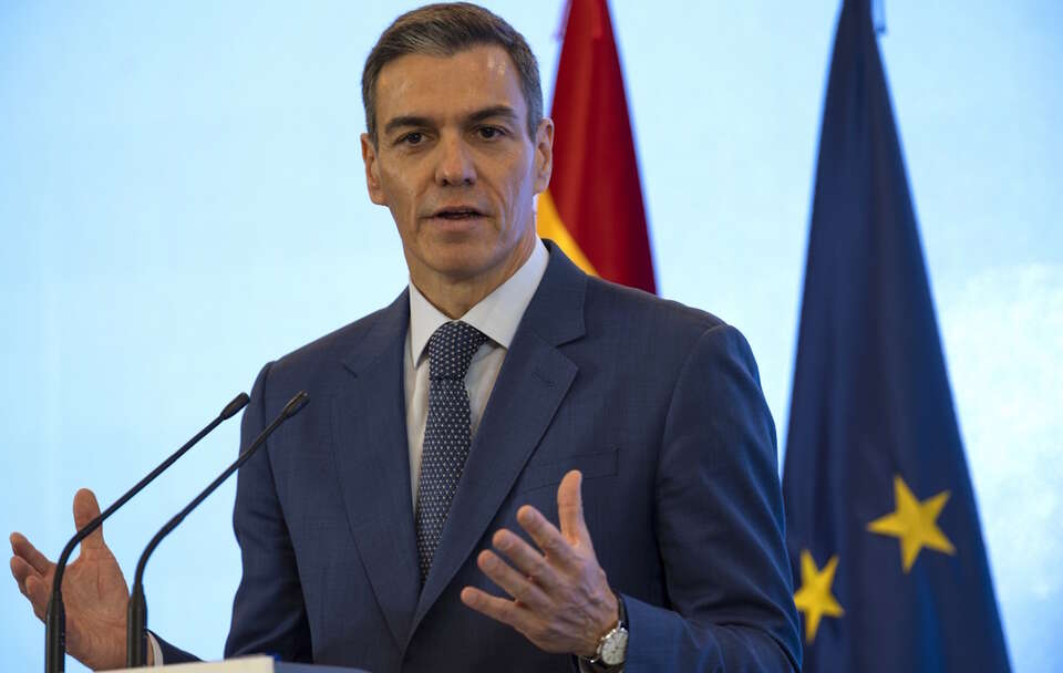 remier Hiszpanii Pedro Sanchez czyje dumę z przyjętych regulacji.  / autor: PAP/EPA/ANDRES MARTINEZ CASARES