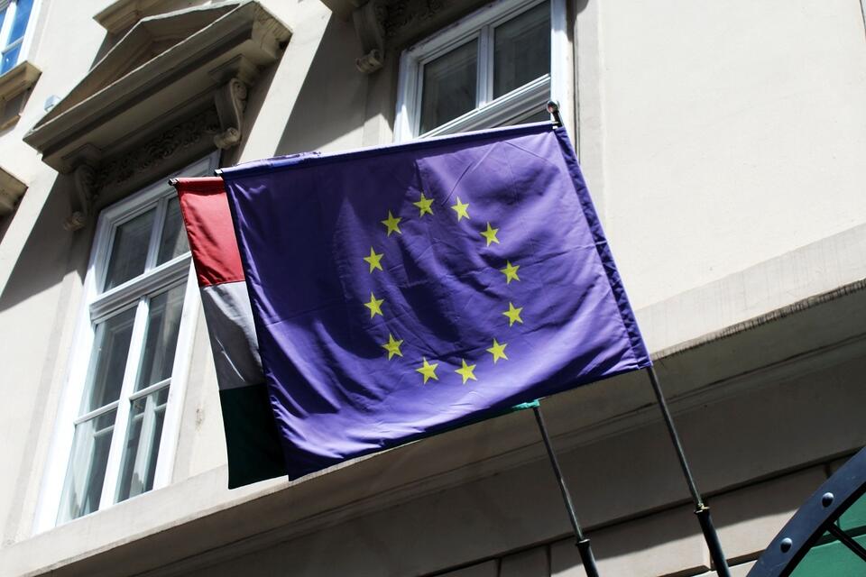 Flagi Węgier i UE / autor: Fratria