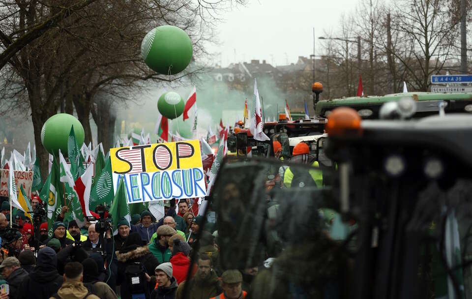 Rolnicy z flagami i transparentami podczas dzisiejszego protestu na placu Bordeaux w Strasburgu we Francji. Protest, zorganizowany przez związki zawodowe przeciwko umowie handlowej UE-Mercosur. / autor: PAP/EPA/YOAN VALAT