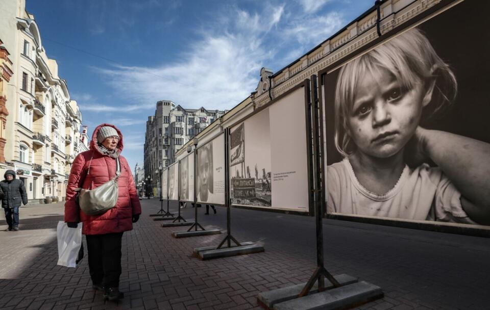 Propagandowa akcja "Spojrzyj w oczy Donbasu" w Moskwie / autor: PAP/EPA/YURI KOCHETKOV