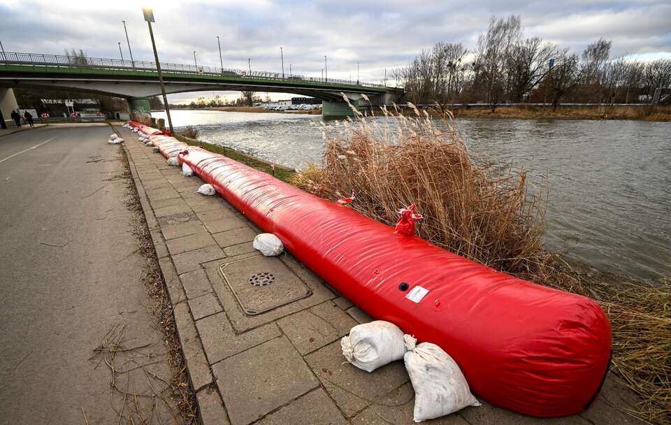 Podniesiony poziom wody w rzece Elbląg, widziany na wysokości Bulwaru Zygmunta Augusta w Elblągu / autor: PAP/Andrzej Jackowski