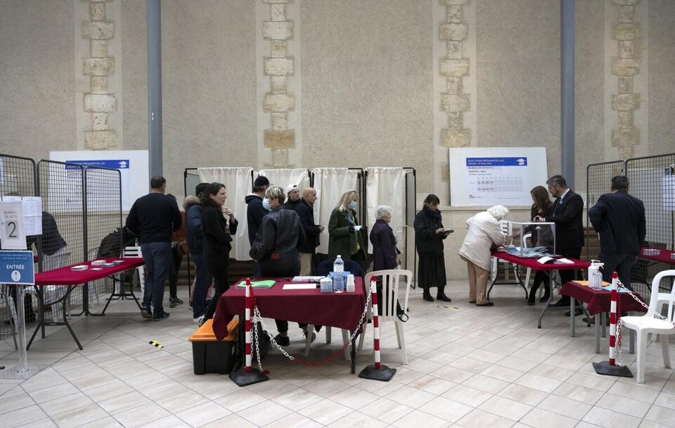 Francuzi podczas głosowania w jednym z lokali wyborczych w Bordeux / autor: PAP/EPA/CAROLINE BLUMBERG