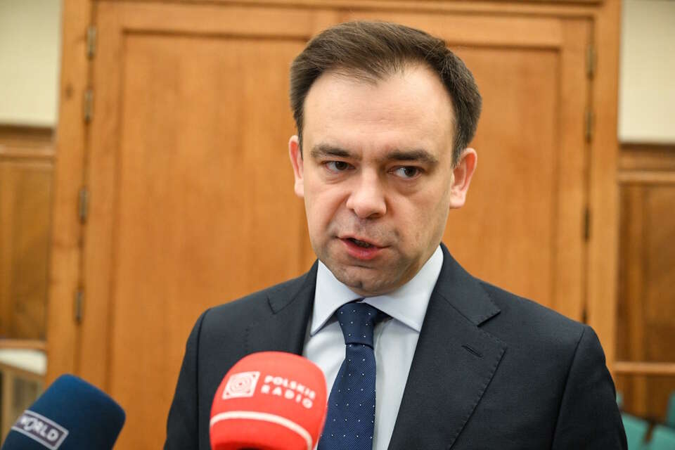 Co dalej z SAFE? Domański uderza w prezydenta