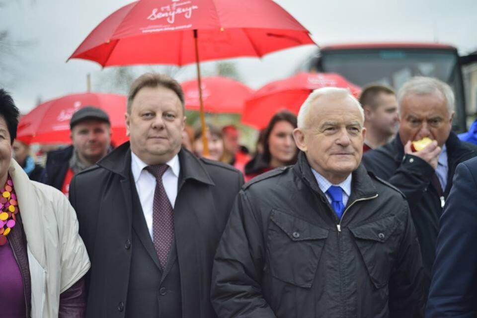 Sylwester Kwiecień po lewej stronie Leszka Millera. Jabłko obgryza Jerzy Jaskiernia. Fot. sld.org.pl