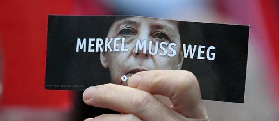 Protestujący przeciwko Merkel w Finsterwalde / autor: PAP/epa