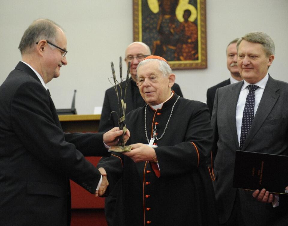 Roman Kluska odbiera nagrodę z rąk prymasa-seniora kard. Józefa Glempa podczas gali w Sekretariacie Episkopatu Polski, Z prawej przewodniczący Rady Fundacji "Solidarna Wieś" Sławomir Siwek. PAP/Andrzej Hrechorowicz