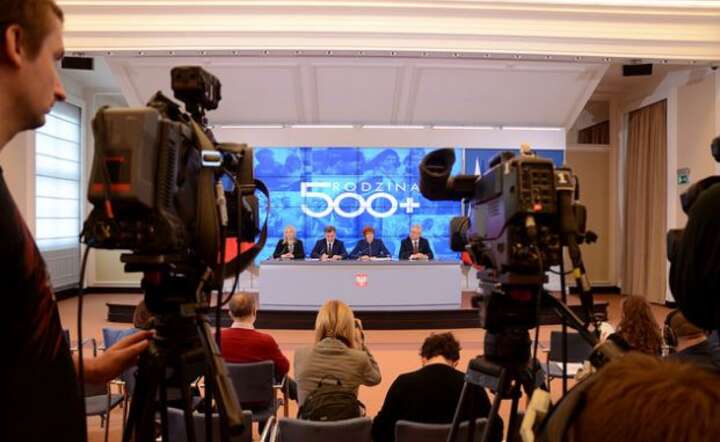 Konferencja prasowa minister Elżbiety Rafalskiej i kierownictwa resortu, poświęcona programowi "Rodzina 500 plus" fot. materiały MRPiPS