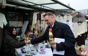 Na zdjęciu prof. Przemysław Czarnek na targowisku przy Hali Mirowskiej w Warszawie / autor: PAP/Paweł Supernak