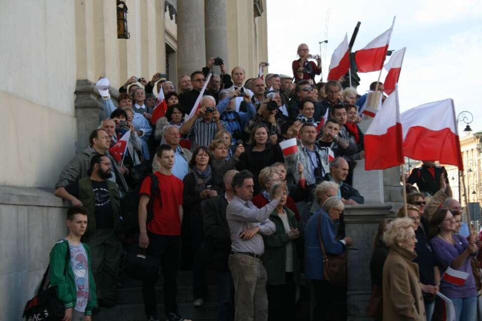 Uczestnicy Marszu na schodach kościoła św. Krzyża na Krakowskim Przedmieściu w Warszawie, Fot. wPolityce.pl