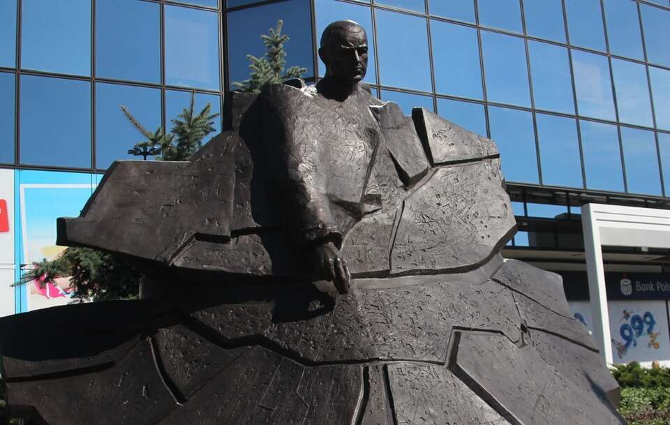 Pomnik prezydenta Warszawy Stefana Starzyńskiego na Pl. Bankowym / autor: Fratria