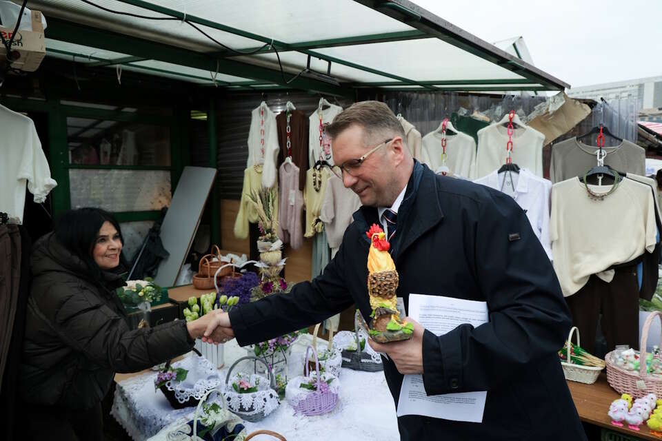 Na zdjęciu prof. Przemysław Czarnek na targowisku przy Hali Mirowskiej w Warszawie / autor: PAP/Paweł Supernak