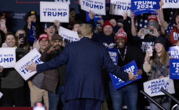 Były prezydent USA Donald J. Trump przybywa na wiec kampanijny w Manchesterze/New Hampshire / autor: PAP/EPA/MICHAEL REYNOLDS