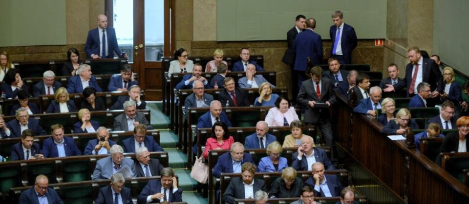 Posłowie na sali obrad Sejmu / autor:  	PAP/Jakub Kamiński