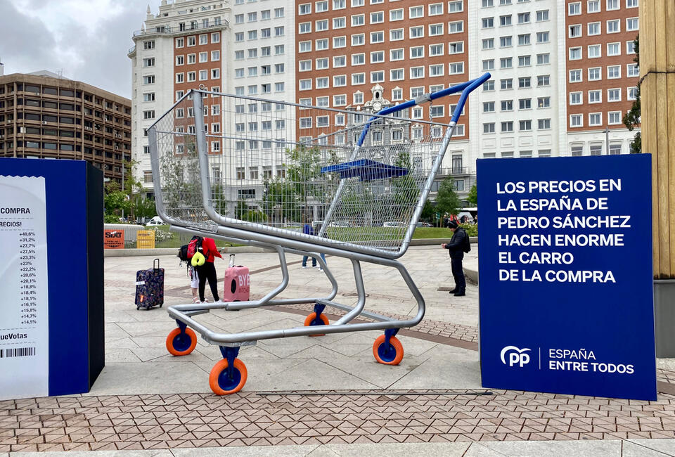  Prawie czterometrowy wózek sklepowy na Plaza España ustawiony przez sztab Partii Ludowej (PP), aby przekonać obywateli, że „ceny w Hiszpanii rządzonej przez Pedro Sáncheza sprawiają, że wózek na zakupy musi być ogromny"  / autor: wPolityce.pl