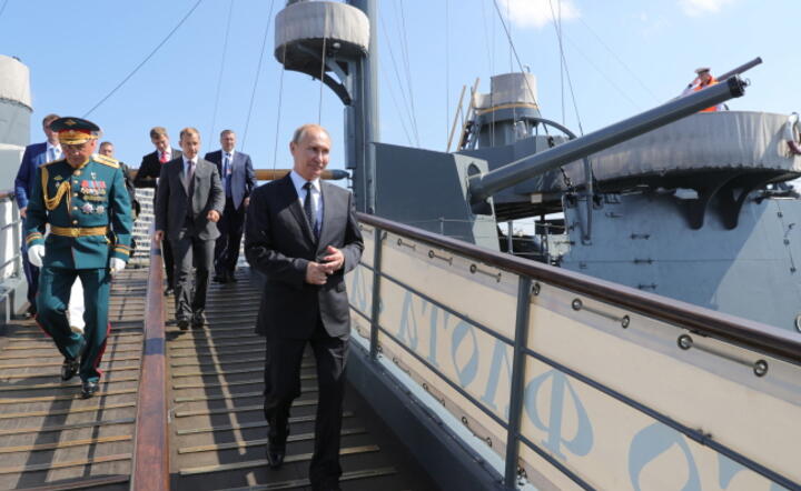 W niedzielę prezydent Putin przyjął w Petersburgu paradę marynarki wojennej / autor: fot. PAP/EPA/MICHAEL KLIMENTYEV/SPUTNIK/KREMLIN POOL
