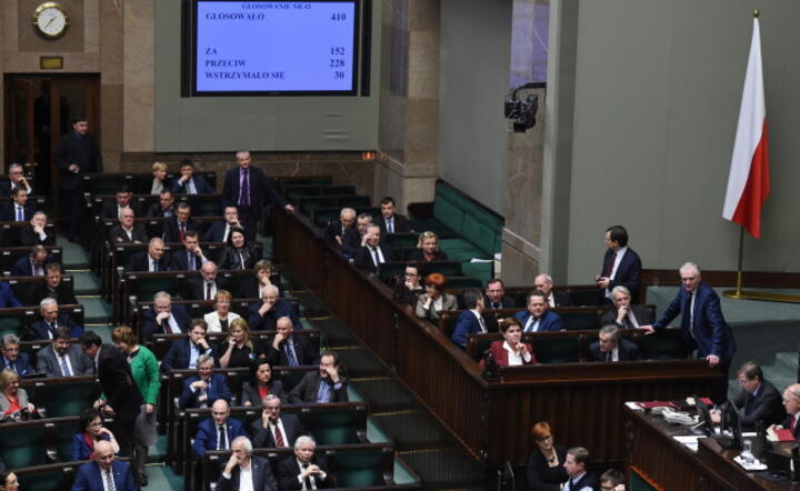 Sejm: ławy klubu PiS i rządu w momencie głosowania nad projektem ustawy medialnej, fot. PAP/Radek Pietruszka