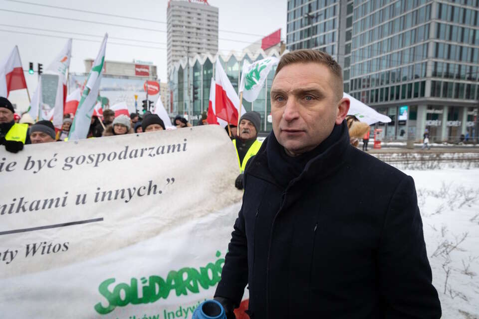 Na zdjęciu Robert Bąkiewicz podczas protestu w Warszawie / autor: Fratria