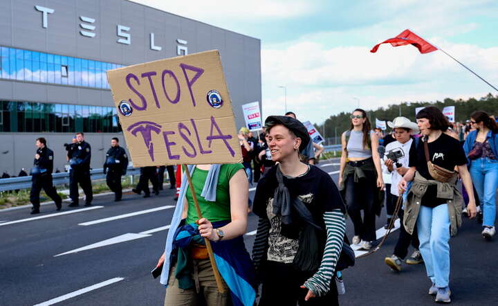Manifestanci nie chcą fabryki Muska  / autor: FILIP SINGER/EPA/PAP