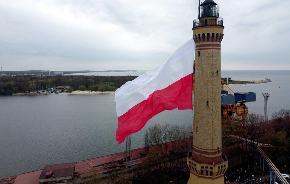 Największa flaga w Polsce zawisła na latarni morskiej w Świnoujściu / autor:  PAP/Marcin Bielecki