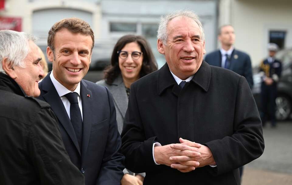 Emmanuel Macron i Francois Bayrou / autor: 	PAP/EPA/CAROLINE BLUMBERG / POOL