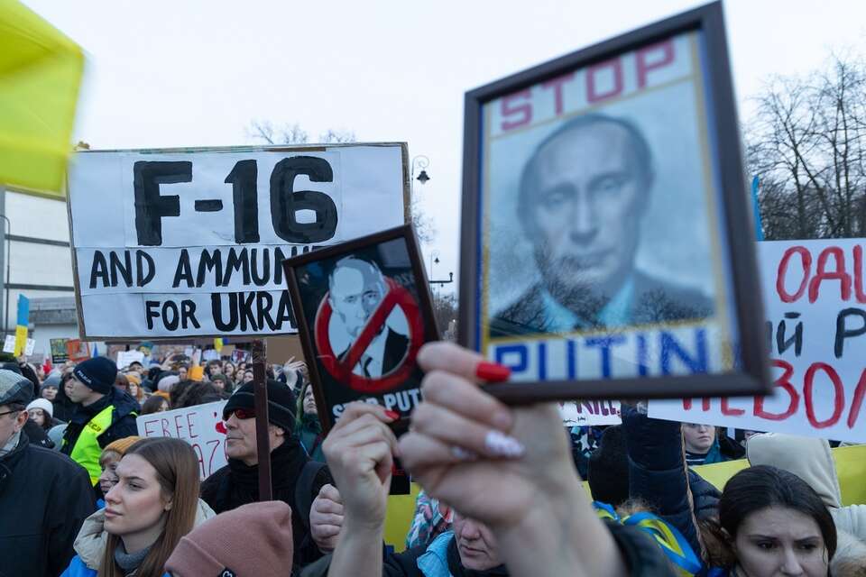 Na zdj. demonstracja przeciwko wojnie na Ukrainie przed ambasadą Rosji w Warszawie / autor: Fratria
