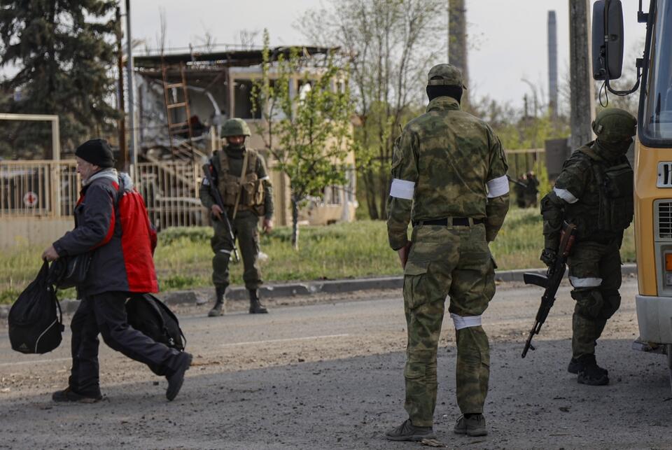 Rosyjscy żołnierze kontrolujący ewakuację cywilów z Azowstalu.   / autor: PAP/EPA