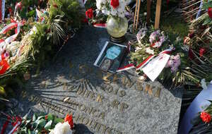 7. rocznica śmierci byłego premiera Rzeczpospolitej Polskiej. Wspomnienie i wiersz o śp. Janie Olszewskim. Na zdjęciu grób śp. Jana Olszewskiego / autor: Fratria