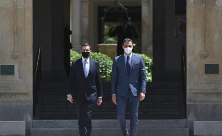 Premier Mateusz Morawiecki (po lewej) i premier Hiszpanii Pedro Sanchez (po prawej)  / autor: PAP/EPA/FERNANDO VILLAR
