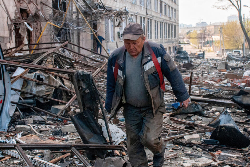 Mieszkaniec miasta na jednej z ulic zniszczonych po uderzeniu rosyjskiego pocisku rakietowego R-500 „Kaliber” w Charkowie. / autor:  Mykola Kalyeniak/PAP