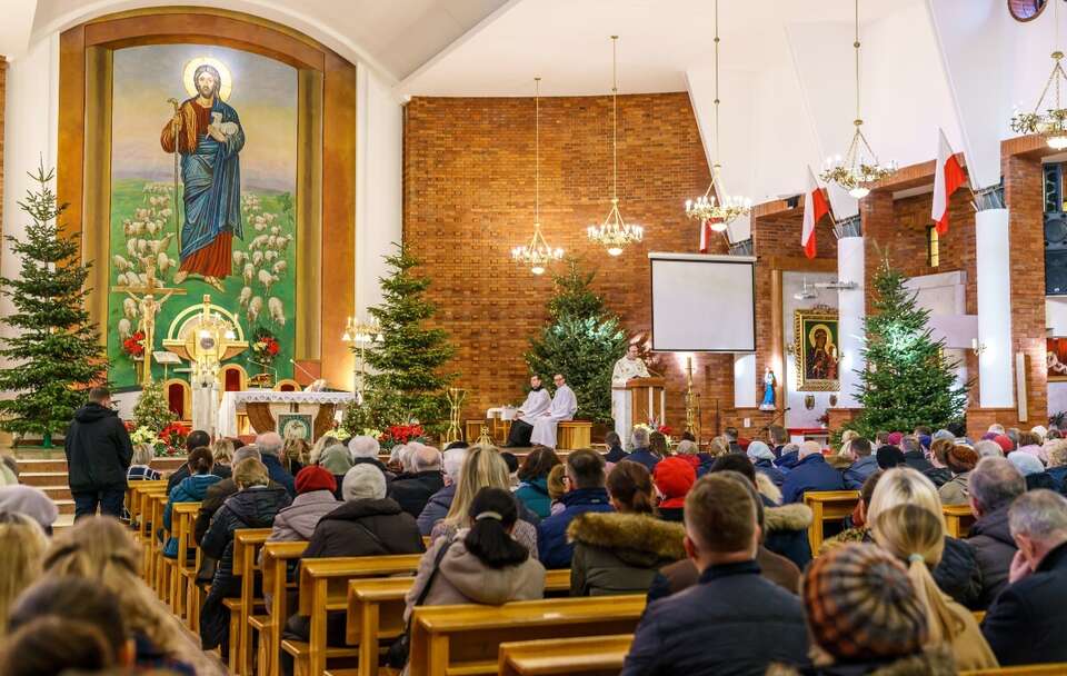 Wierni uczestniczący we Mszy świętej / autor: Fratria