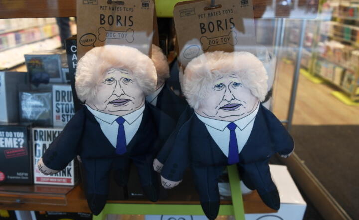 Postać Borisa Johnsona jako... pasia zabawka w londyńskim sklepie / autor: PAP/EPA/Andy Rain