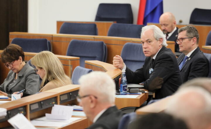 Senator KO Adam Szejnfeld (2P) na sali obrad podczas posiedzenia Senatu / autor: PAP/Paweł Supernak