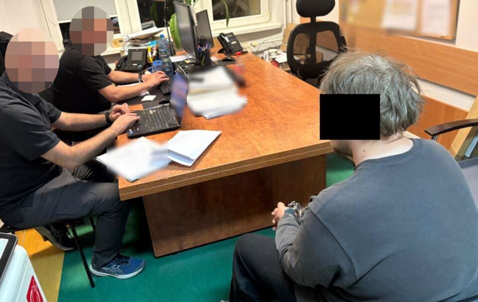 Mężczyzna zatrzymany przez policjantów / autor: wola.policja.gov.p