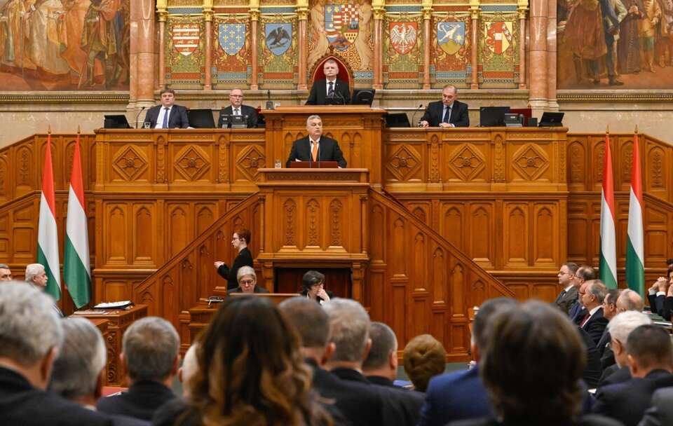 Premier Viktor Orban zwrócił się do posłów  / autor: PAP/EPA/SZILARD KOSZTICSAK