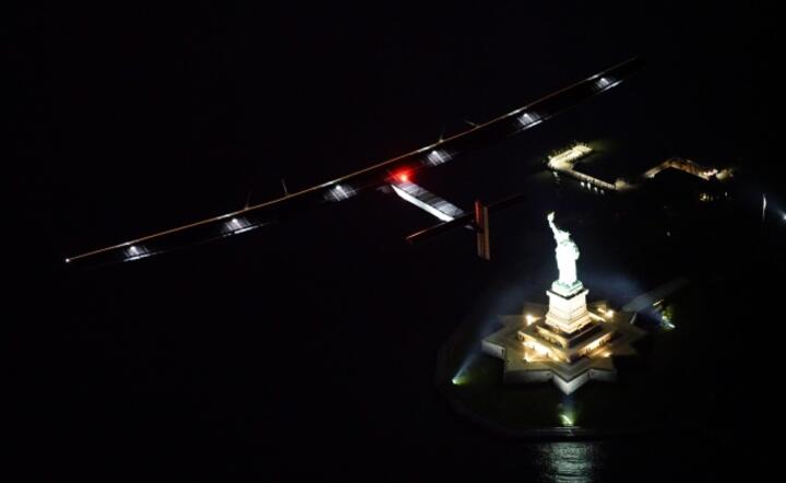 Solar Impulse 2 nad Statuą Wolności w Nowym Jorku, fot. PAP/EPA/JEAN REVILLARD/REZO/SOLAR IMPULSE (7)