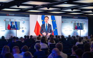 Andrzej Domański przemawia podczas Forum Sektora Kosmicznego 2026 na terenie Międzynarodowych Targów Poznańskich / autor: PAP/Jakub Kaczmarczyk
