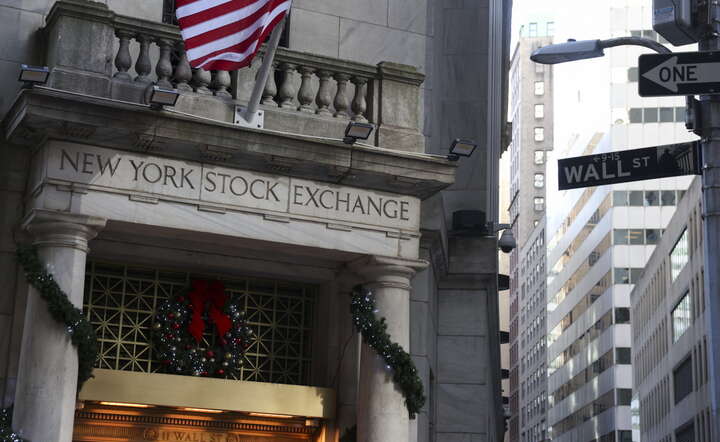 Siedziba nowojorskiej giełdy przy Wall Street / autor: PAP/EPA/SARAH YENESEL