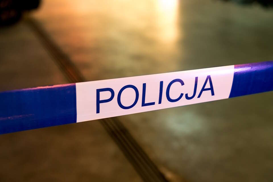 Na nic ostrzeżenia i apele policji. W noc sylwestrową pijany kierowca potrącił 37-latkę, kobieta zmarła w szpitalu. Zatrzymano dwie osoby. Na zdjęciu taśma policyjna / autor: Fratria