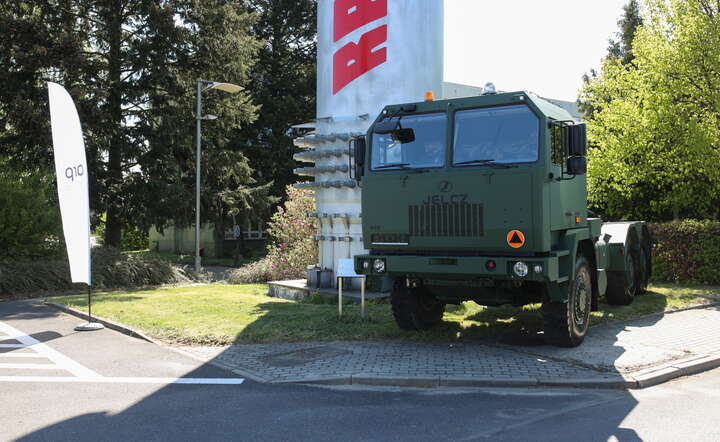 W jednej z hal dawnego Rafako trwa już spawanie ram ciężarówek Jelcz / autor: PAP/Jarek Praszkiewicz