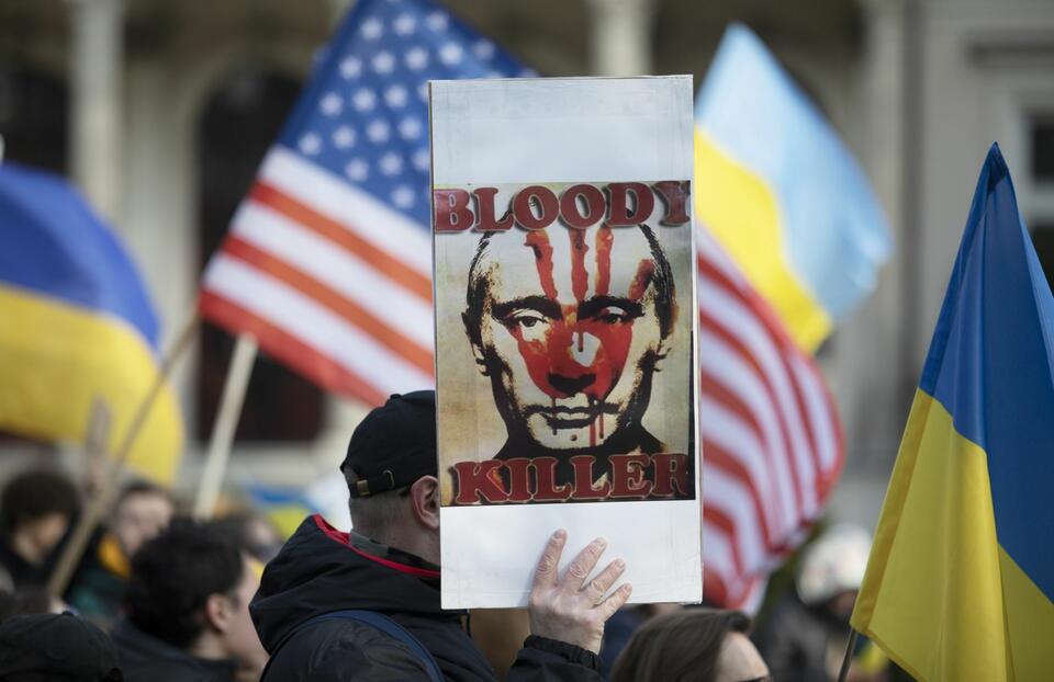 .03.2022 Warszawa. Demonstracja przeciwko zajęciu Ukrainy przez wojska Federacji Rosyjskiej, pod hasłem „ Nigdy wiecej wojny” przed budynkiem ambasady Rosji / autor: wPolityce.pl
