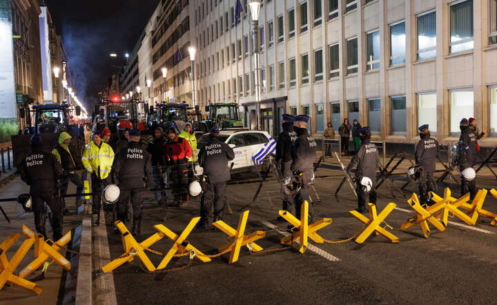 Policja ustawiła barierki odgradzające protestujących od unijnych biur w Brukseli / autor: PAP/EPA/OLIVIER MATTHYS 