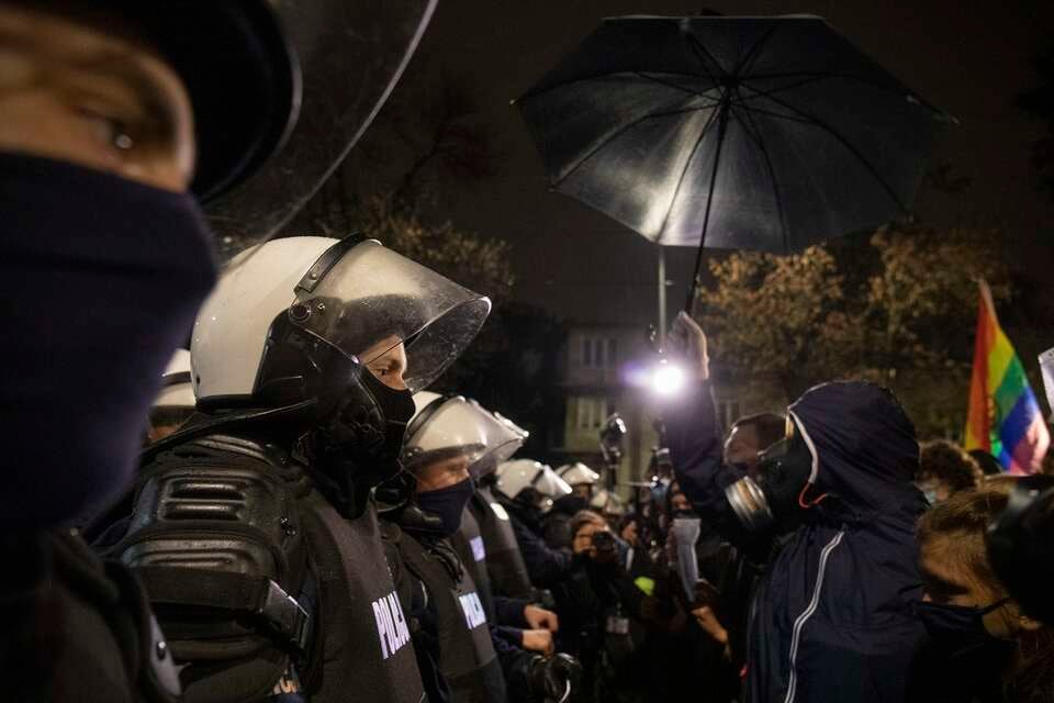 Policjanci i protest Strajku Kobiet po wyroku TK w 2020 roku / autor: Fratria