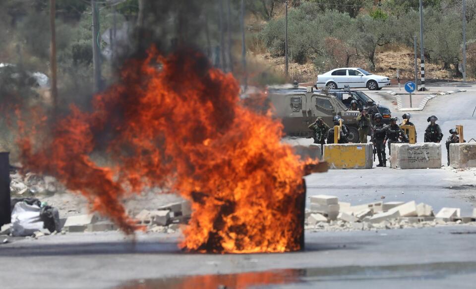 Dzisiejsze starcia pomiędzy żołnierzami izraelskimi a Palestyńczykami na Zachodnim Brzegu Jordanu w okolicy Nablusu  / autor: PAP/EPA