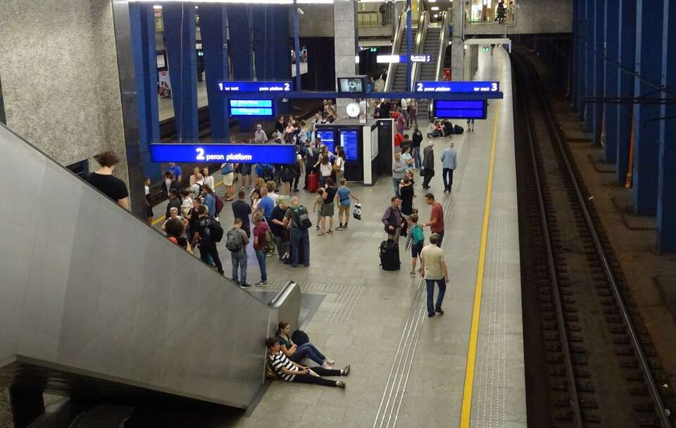 Peron na Dworcu Centralnym w Warszawie / autor: Fratria