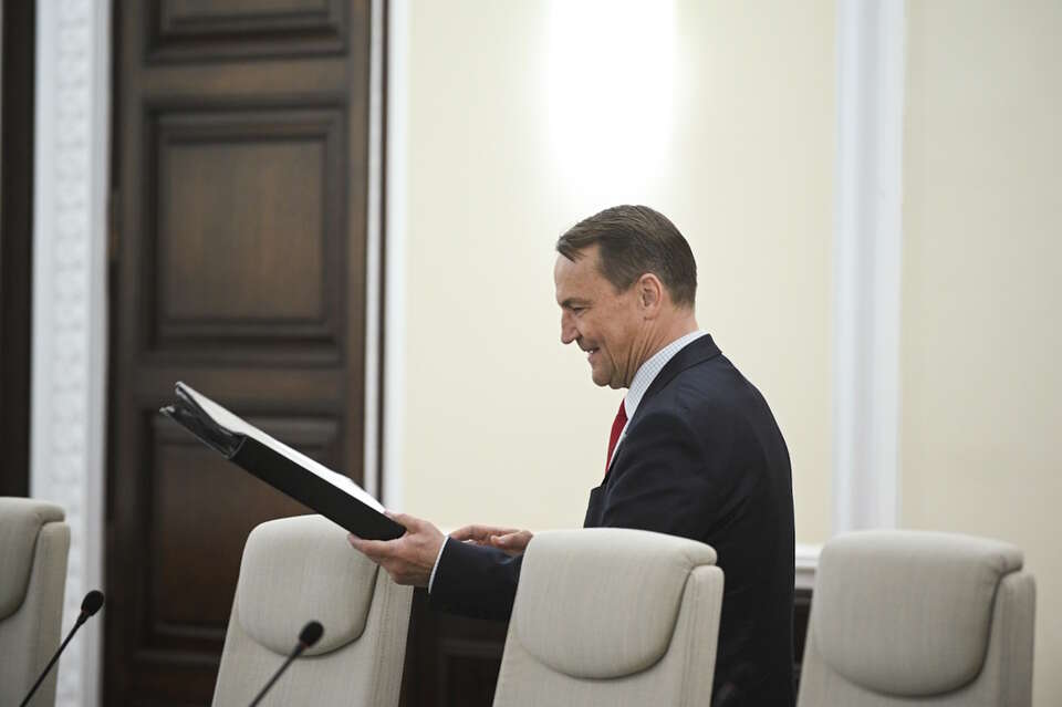 Sikorski stwierdził, że: "nikt nie ma prawa ingerować w sacrum". Najwidoczniej zapomniał co robił Trzaskowski / autor: PAP/Marcin Obara