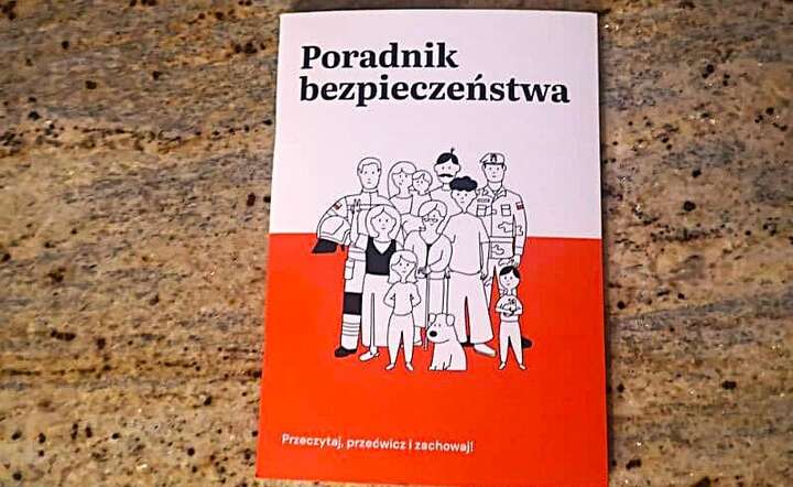 Poradnik jest bezpłatny, wysyłany do domów i dostępny online na stronie MSWiA. / autor: Fratria.pl